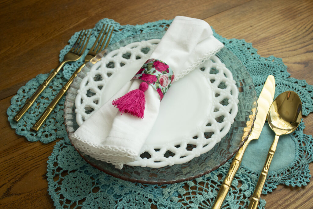 DIY Napkin Rings: Rose ribbon napkin ring with pink tassel
