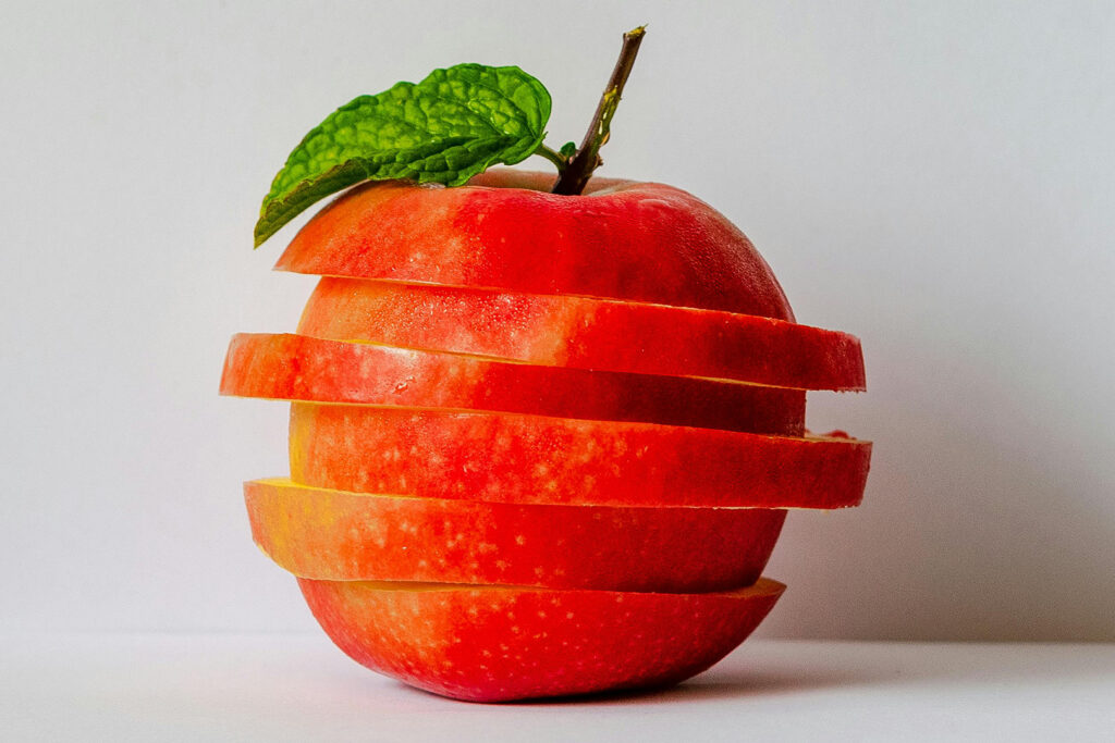 100-calorie snacks for weight loss: apple slices