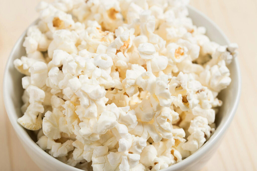 100-calorie snacks for weight loss: bowl of popcorn