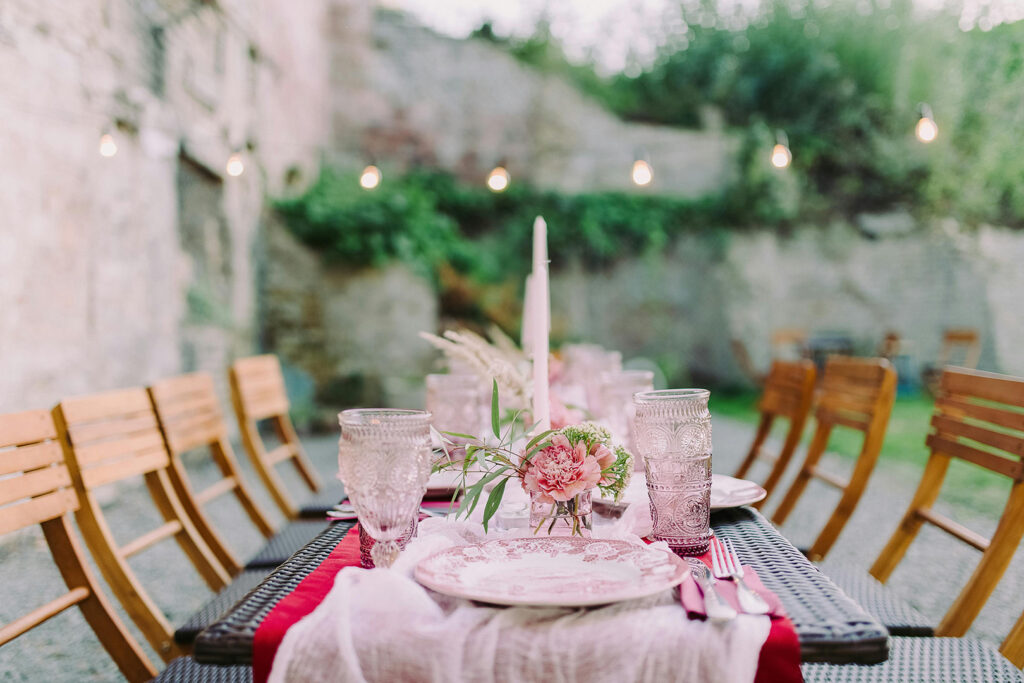 Hosting a Dinner Party: Outdoor tablescape with pink glasses
