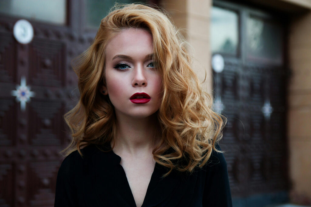 Relationships with narcissists: blonde woman with red lipstick